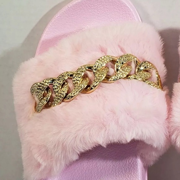 Women's Fluffy Faux Fur Slipper Slides w/Chain Emblishment Indoor/Outdoor Slide - Picture 3 of 6